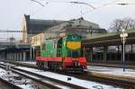 CME3-5343 hat sich im Hauptbahnhof Kiew am 16.2.2008 genau vor dem alten Bahnhof Gebäude aufgestellt. Der im Hintergrund stehende Gebäudekomplex ist die alte Eingangshalle zum Hauptbahnhof. Ansonsten ist der Hauptbahnhof ein sehr modern gestalteter Komplex.