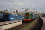 Cmellak 3754 hat sich am 2.9.2009 vor einen angekommenen Schnellzug gesetzt, um diesen vom Bahnsteig weg aus dem Kopfbahnhof Odessa zu ziehen.
