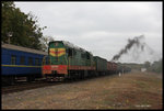 CME3-4972 musste hier am 10.10.2016 im Bahnhof Hubnyk die Begegnung der SU 251-86 abwarten und kann nun mit ihrem Güterzug in Richtung Ladyschyn starten.