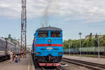 Diesellokomotive 2TE10UT-0063 mit einem Personenzug bei der Abfahrt nach Yasinya / Ivano-Frankivsk, Ukraine / 25.06.2025