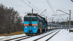 Die Diesellokomotive 2TE116-717/1032' mit dem Personenzug folgt dem Haltepunkt Chaikin Most.12.2025 