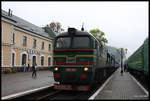 2M62.0997 hält am 13.10.2016 um 14.05 Uhr mit einem Schnellzug in Richtung Kolomea im Karpaten Bahnhof Jaremtsche.
