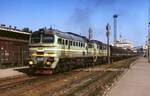 Die Doppelok 2M62-0295 verlässt am 02.08.1994 mit einem langen Personenzug den Bahnhof Iwano-Frankiwsk