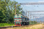 Diesellokomotive 2M62-1256 fährt in Reserve vor der Kulisse der ukrainischen Karpaten / Mukachevo, Ukraine / 10.05.2025
