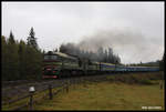 Bei starkem Regen nähert sich hier am 14.10.2016 Doppellok 2m62-0934 mit dem Schnellzug aus Kiew nach Rachiv dem Bahnhof Voronenko.