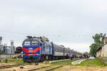 Diesellokomotive M62-1436 mit einem Personenzug nach Solotvyno wartet auf die Abfahrt vom Bahnhof / Berehove, Ukraine / 17.05.2025
