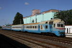 Am 29.08.2017 fährt der Diesel Zug von Uman nachTscherkassy. Fotografiert gegenüber Bahnhof Spola. Im Hintergrund ein typischer Getreidespeicher.