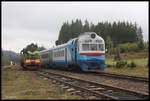 Überholung im Bahnhof Voronenko in den Karpaten am 14.10.2o16:  Die links wartende Cmellak CME-3 6442 wird von dem planmäßigen D 1 nach Rachiv  überholt.