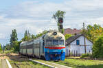 Dieselzug D1-582 mit einer Vorortfahrt nach Batyovo kommt im Bahnhof an / Beregovo, Ukraine / 17.05.2025