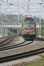 Mit schön viel Brennweite wurde WL11-388B nebst angehängtem Güterzug in Moskau fotografiert.