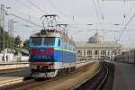 Tsch 4-102 Elektrolok vor dem imposanten Bahnhofsgebäude von Odessa am 2.9.2009.