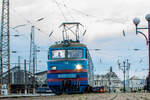 Elektrolokomotive VL10-1338 mit einem Personenzug nach Truskavets wartet auf die Abfahrt vom Morgenbahnhof / Lemberg, Ukraine / 25.06.2025