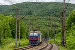 Elektrolokomotive CS7-123 mit einem Personenzug nach Charkiw fährt zwischen den Karpaten / Jabluniw, Ukraine / 13.06.2025