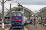 Die Elektrolokomotive ЧС4-111 mit einem Personenzug in Lemberg wartet auf die Abfahrt / Lemberg, Ukraine / 10.05.2025