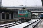 YC4-179 rollt am 16.2.2008 langsam durch den Hauptbahnhof Kiew. 