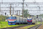 Der Elektrotriebzug ER9P-195 und die Elektrolokomotive CHS8-032 warten auf ihren Einsatz auf den Abstellgleisen / Lemberg, Ukraine / 10.05.2025