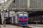 Die Elektrolokomotive ЧС8-032 mit einem Personenzug aus Dnipro ist am Endbahnhof angekommen / Lemberg, Ukraine / 10.05.2025