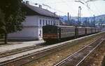 Im Bahnhof Lawotschne (Bahnstrecke Lwiw - Tschop) stehen zwei Triebwagen der Baureihe S am 06.08.1994 abfahrbereit nach Mukachevo.
