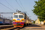 Elektrischer Zug ЕР2-1231 mit einem Vorortzug von Truskavets nach Lviv wartet auf die Abfahrt vom Bahnhof / Stryi, Ukraine / 07.05.2025