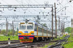 Der Elektrotriebzug ER9M-554 mit einem Nahverkehrszug aus Riwne fährt durch den Bahnhof / Lemberg, Ukraine / 10.05.2025
