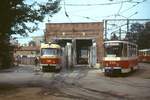 Straßenbahn Vinniza/Ukraine: Blick ins Depot mit dem aus der Waschanlage kommenden Tatra T3SU 140 (Sommer 1994) und den KT4SU 209 (in der Waschhalle) und 225 am 04.08.1994