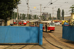 Das Tram Tram Depot in Kiew auf der West Seite des Dnjepr am 25.07.2016. Das Tor halb offen, lässt schon mal ein paar kleine Blicke erhaschen. Mal anschleichen uns schauen, ob noch mehr geht.