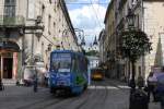 Tram 1136 ist am 31.08.2009 auf der Linie 2 in der Stadtmitte von Lviv (Lemberg) unterwegs.