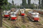 Das Tram Tram Depot in Kiew auf der West Seite des Dnjepr am 25.07.2016. Durchs Gebüsch über die Mauer fotografiert. Links ein Baum, rechts ein Mast, passt genau.