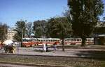 Straßenbahn Lwiw/Ukraine: Am 06.08.1994 warten ein Tatra T3SU-Doppel (vorne Tw 814) und ein Tatra KT4SU in der Schleife am Hauptbahnhof auf Fahrgäste