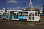 TATRA T4 mit der Nummer 1142 am 19.08.2015 in Lviv. Fotografiert an der Wendeschleife am Hauptbahnhof. Werbung ist für Knauf Zement.