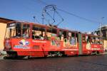 Bitte beachtet diesen  Gartenzaun  auf dem Dach der Tram. Das selbe gibt es auch auf Bussen und ist wohl eine Art Vorgänger des Strichcodes. Überall in der Stadt sind an Pfeilern Kästen angebracht, die diese erkennen und lesen können. Dann weis die Leitstelle wo sich die Fahrer gerade rumtreiben. Hier auf der TATRA T4 mit der Nummer 1074 am 20.08.2015 in Lviv. Kiew Mike ist wohl Nudel Zeugs..