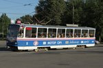 Tatra T6B5 am 5 August 2016 mit Werbung für Motor Sich. Hier gehts um die Kurve und man darf die Strassenbahn mit anmutender Neige-Technik bestaunen.
