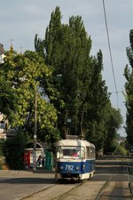 Wagen 782 Tatra T3 am 5 August 2016 in Zaporoshje in einer schönen Allee.