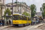 Straßenbahn Tatra KT4DM №1215 mit der Strecke vom Hauptbahnhof wartet auf die Abfahrt / Lemberg, Ukraine / 10.05.2025