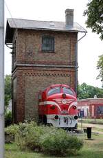 Ein Teil der verunfallten MÁV M61.004 als Denkmal am 26.07.2025 am Wasserhaus in Tapolca.
