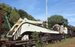 Das kleine Eisenbahnmuseum bei Paks war am 30.9.1999 schon nicht mehr besetzt.
Die Exponate wuchsen bereits zu und verrotteten. Zum Glck wurden die meisten 
davon spter in das neue Eisenbahn Museum nach Budapest gebracht. Eines dieser
schnen Exemplare war dieser 45 Tonnen tragende Dampfkran der MAV.