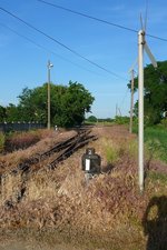 Einfahrt in den Bahnhof Tiszatelek der 2009 stillgelegten Schmalspurstrecke von Nyiregyhaza nach Dombrad und Balsa, 29. ‎Mai ‎2016