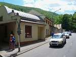 Blick auf das Bahnhofsgebäude in Lillafüred, welches quer zur Strecke steht. Direkt nach der Straße geht es wieder in den Tunnel. 10.7.16 