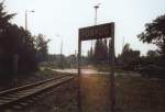 Der Bahnhof Fonyod Palyaudvar von der abzweigenden Nebenstrecke (Ziel unbekannt) aus gesehen. Die Aufnahme entstand vor der nrdlichen Bahnhofseinfahrt bei einem herrlichen Sonnenuntergang am Balaton des Jahres 2000.