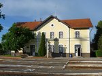 Das schmucke Bahnhofsgebäude in Vasarosnameny, 31.5.2016