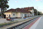 Das Bahnhofsgebäude in Balatonkenese, am 10.08.2022.