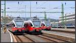 Drei Stadler Flirt in Silber/rot nebeneinander, wo gibt's das sonst noch als im schweizerischen Biberbrugg der SOB? 5341 055-2, 5341 032-1 und 5341 030-4 der MAV stehen in Budapest Dli Plyaudvar.