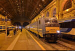 480 023-5 hat den Nachtzug  Dacia  von der rumänisch-ungarischen Grenze bis zum Bahnhof Budapest-Keleti (HU) gezogen.