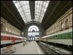 Budapest Keleti plyaudvar mit 1047-002 und ZSR 350 013 am 14.02.2009.