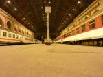 Die Bahnhofshalle von Budapest Keleti am 5.8.2011. Links steht der EuroCity , der gerade aus Hamburg Altona eingefahren ist.