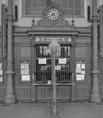 Wie aus der Zeit gefallen wirken die wunderschönen, noch gut erhaltenen Fahrkartenschalter des Budapest Nyugati pályaudvar.