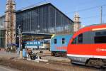 Unter und vor der Halle des, von Gustav Eiffel erbauten, budapester Bahnhofes Nyugati, ist am 07.September 2013 jede Menge los. 
