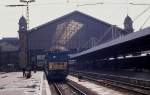 V 63045 steht am 17.4.1989 abfahrbereit vor einem Schnellzug im Bahnhof  Nyugati Palyaudvar in Budapest.