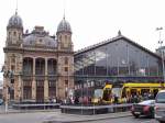 Bahnhof Budapest-Nyugati (Westbahnhof), einer der drei groen Kopfbahnhfe in Budapest, aufgenommen am 19.01.2007  in Raten  von der Straenseite. Von hier fahren hauptschlich Zge in Richtung Deutschland, sterreich, Tschechien.