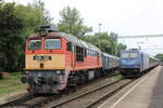 Die MÁV-START 628 310 rangiert am 26.07.2025 in Keszthely den S 19607  Tanúhegy  aus Szombathely in die Abstellung.